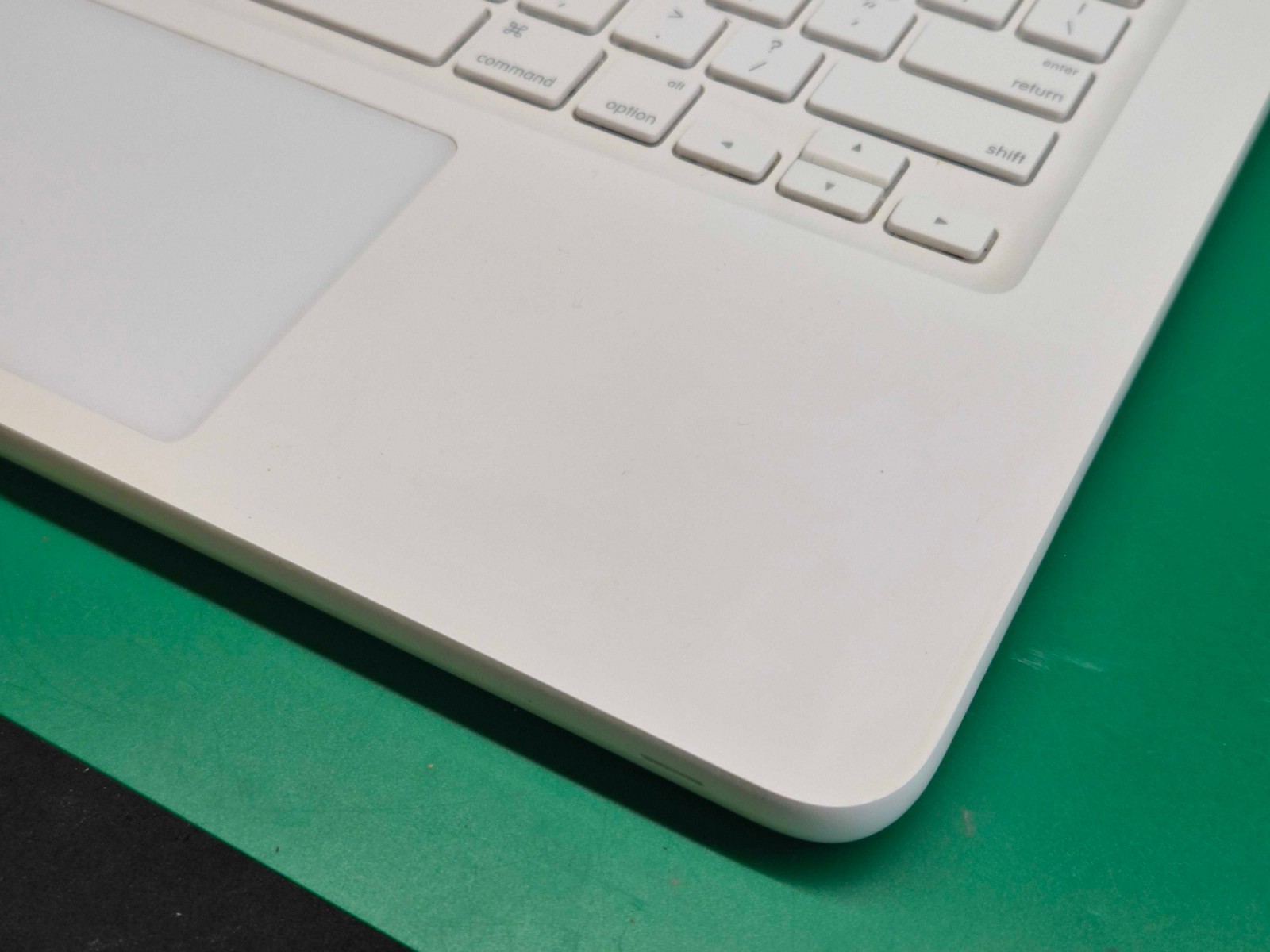 Apple Macbook 13″ A1342 Palmrest Keyboard Trackpad 661-5590 806-0468 Grade C+