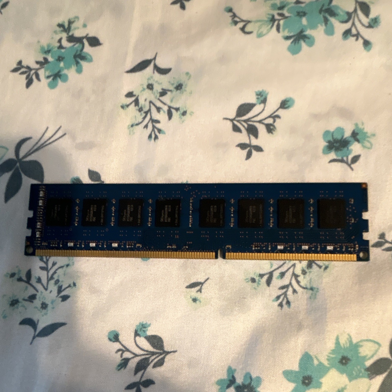 SK hynix 8GB DDR3 SDRAM PC3-12800U 240-Pin Unbuffered DIMM HMT41GU6MFR8C-PB