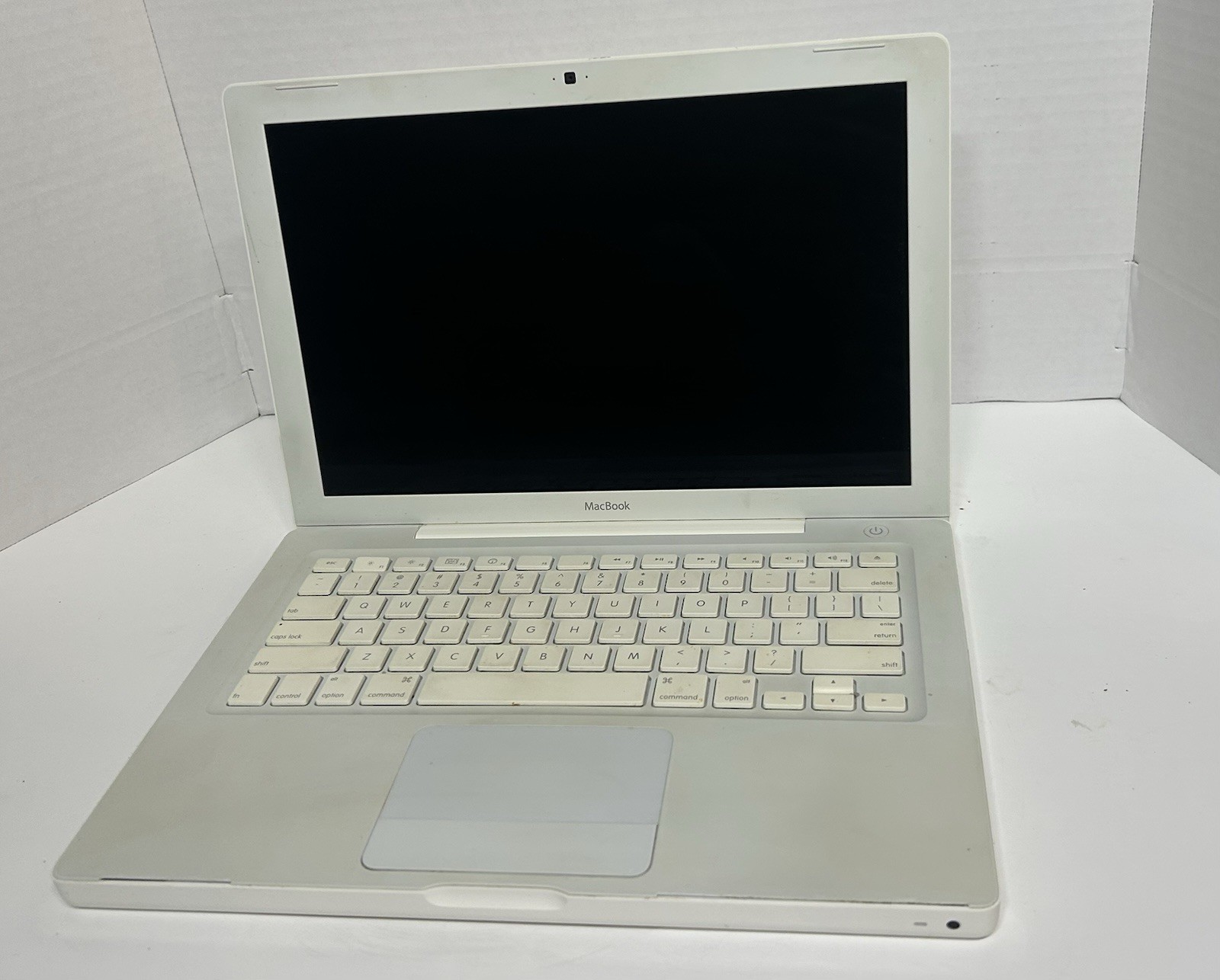 Apple MacBook 13″ White Unibody A1342 | PARTS ONLY | Stuck On White Screen