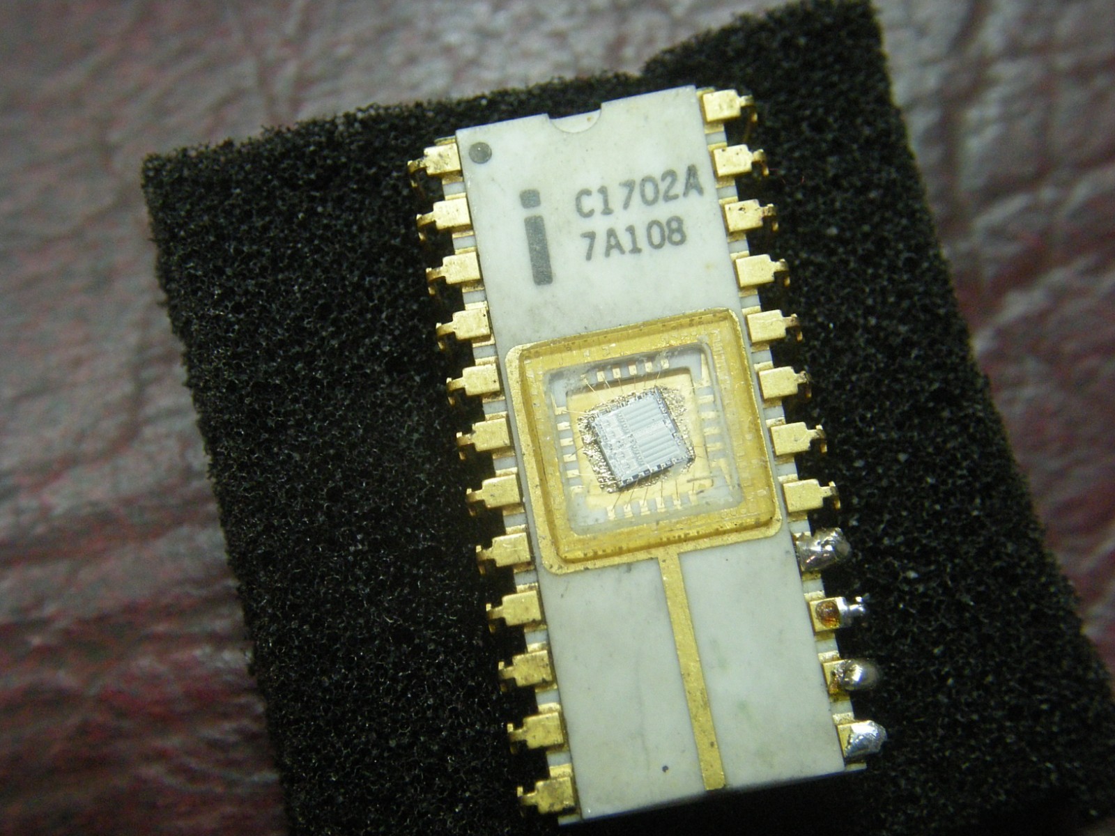Intel C1702A EPROM 1970s, Gold Plated Pins, White Ceramic, Erased, Pin Damage