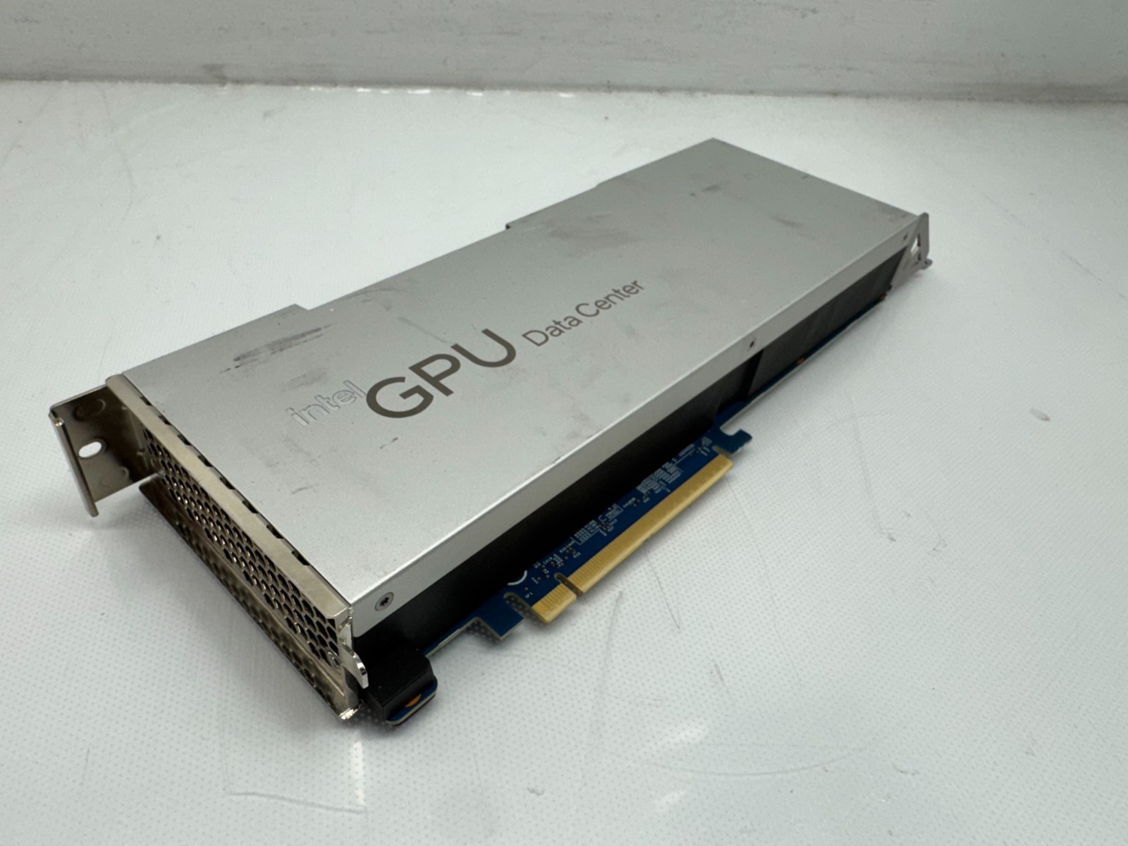 Intel Data Center Max 1100 48GB HBM2e 300W PCIe5 x16 GPU M50151-306